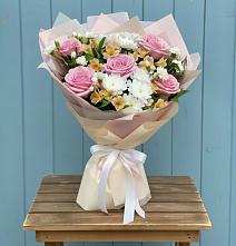 Букет цветов из:  Гвоздики, Орхидеи и Розы в Озерске
