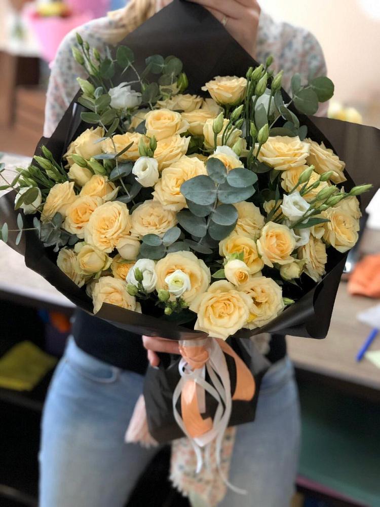 Букет цветов из: Розы и Лизиантусы в Озерске