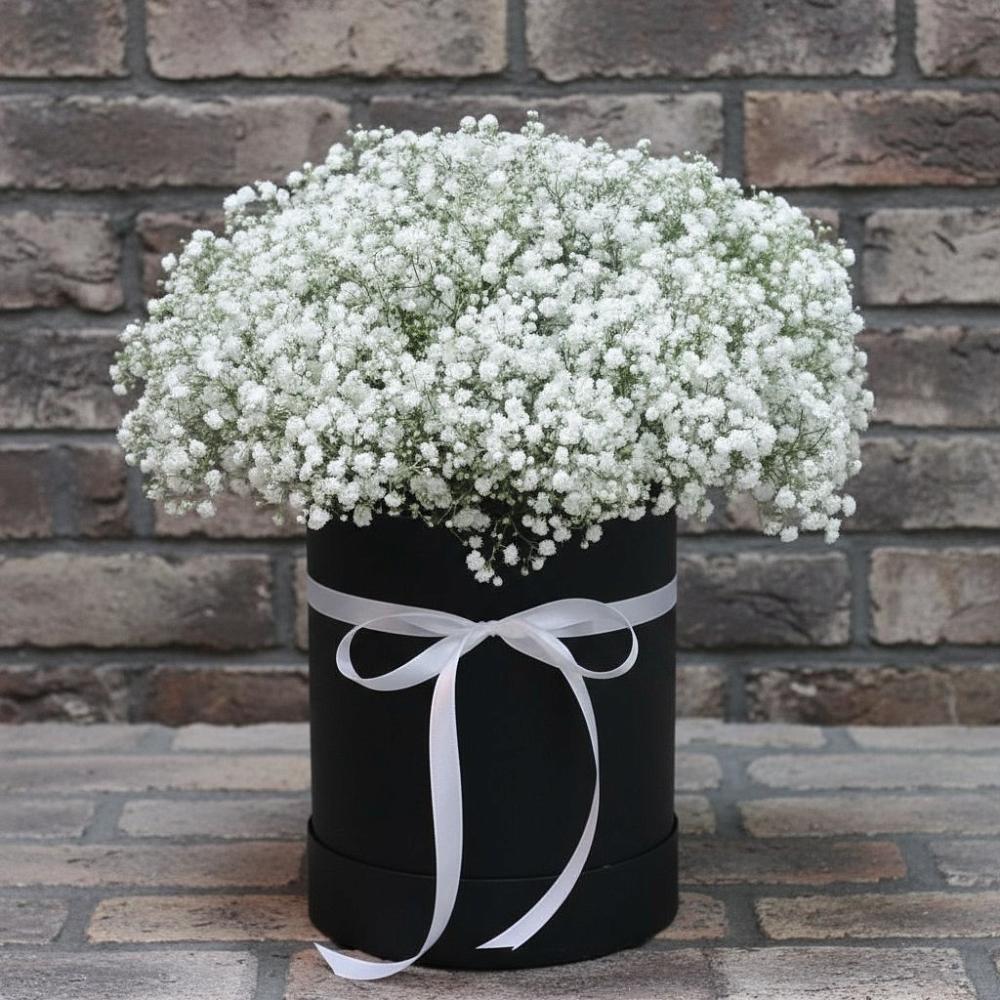 Цветочная композиция из Гипсофила в шляпной коробке в Озерске