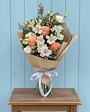 Букет цветов из:  Альстромерии, Лизиантусы, Розы и Хризантемы в Озерске