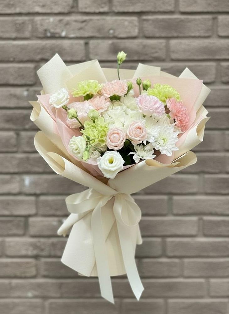 Букет цветов из: Гвоздики, Розы, Лизиантусы и Хризантемы в Озерске