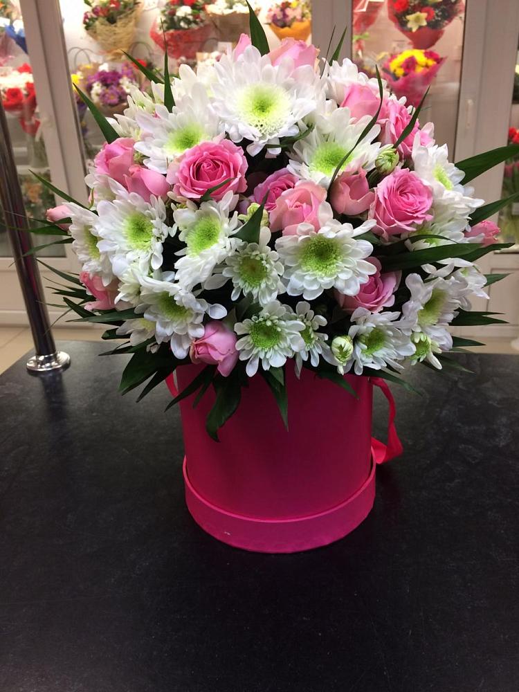 Цветочная композиция из Розы и Хризантемы в шляпной коробке в Озерске