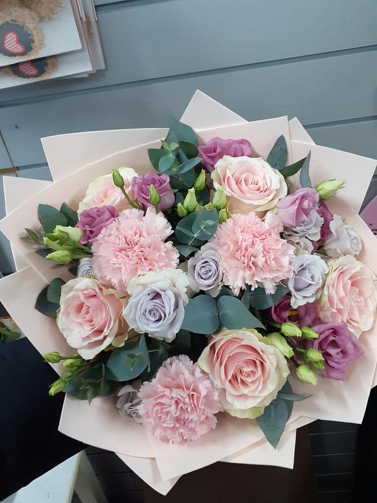 Букет цветов из: Розы, Гвоздики и Лизиантусы в Озерске